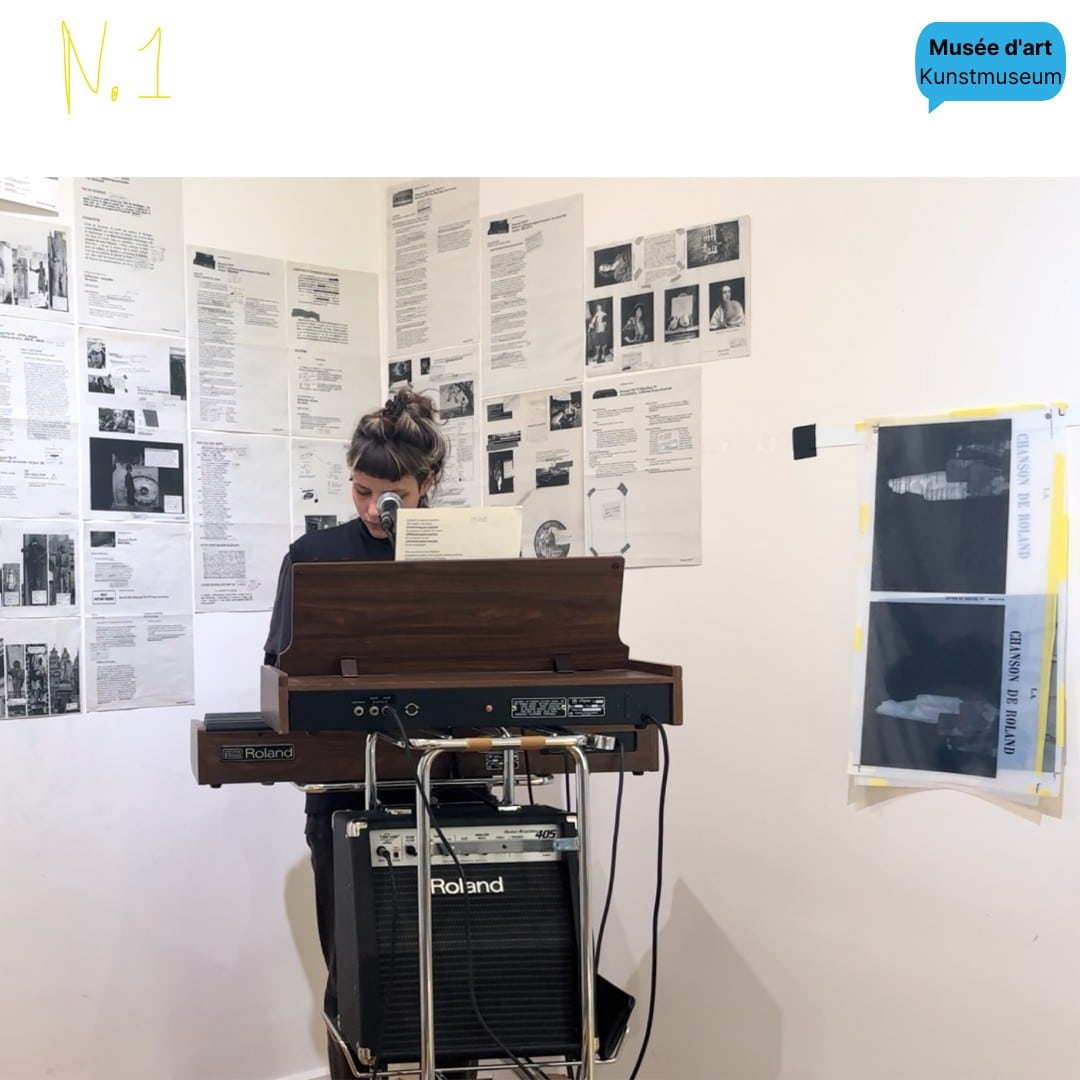 TAKEOVER Les escaliers-cailloux qui m’emmènent à l’atelier-château depuis un mois, me laissent le temps de trier les tâches à faire : 1. Répéter pour la x.ième fois la « Suite pour R. » avec l’objectif sincère de maîtriser mes propres partitions. (Dead-line 09.11) 2. Dessiner (ou, on peut aussi dire « illustrer »), écrire : la vie de la maison-bateau. (Dead-line 29.11) 3. Envoyer les vinyles à Roland.s et s’assurer que les archives sont en bon état (du moins mieux stockées que la fois précédente). 4. Scanner / trier les souvenirs-papier de la maison-bateau. (Dead-line 29.11) 5. Créer des archives d’archives qu’on nommera « Did I mention Roland ? », au cas où quelqu’un n’avait pas compris que c’était un vrai sujet. 6. « Tout brûler, ça te déplace » : s’assurer de l’impression du livre. (Réception du carton 08.11) autres : faire affiche, acheter plante.s, répondre à grand-maman, vider poubelle.s, statut indépendant (?), contacter espace d’expo, dossier (?), corriger texte.s, trier photo.s, acheter pneus, répondre à X & Y, fichier prog. à consulter (si ce n’est remplir), aller voir : Ariana - EPFL - Zurich - Venise - GRM, planning décembre, cours de phases, appeler plombier, commander terre (?), se pavaner sur la terre. La liste se vide, et se rallonge. Elle fait la chenille. Et moi, je vis le mouvement au somment du château, dans mon atelier-caillou. Je suis comme une chenille avec vue imprenable et espace de qualité pour la métamorphose. • 🔹 Charlotte Centelighe est la nouvelle artiste en résidence au Musée d'art du Valais ! Retrouvez la demain à la ✨Nuit des Musées✨ ! 🔹 Pour vous permettre de vivre cette expérience de l'intérieur, @charlottecentelighe prend le contrôle du compte Instagram des Musées cantonaux du Valais, et vous emmène dans les coulisses de son atelier, ouvert jusqu'en juin 2025, situé au cœur du Musée d'art du Valais. En partenariat avec l'@edhea_ch #museum #museescantonaux #kantonsmuseen #museesvalais #wallisermuseen #museedartduvalais #kunstmuseumwallis #art #kunst #residence #takeover @museumspass @culturevalais@visitsion @ndm_vs 📷 © Charlotte Centelighe