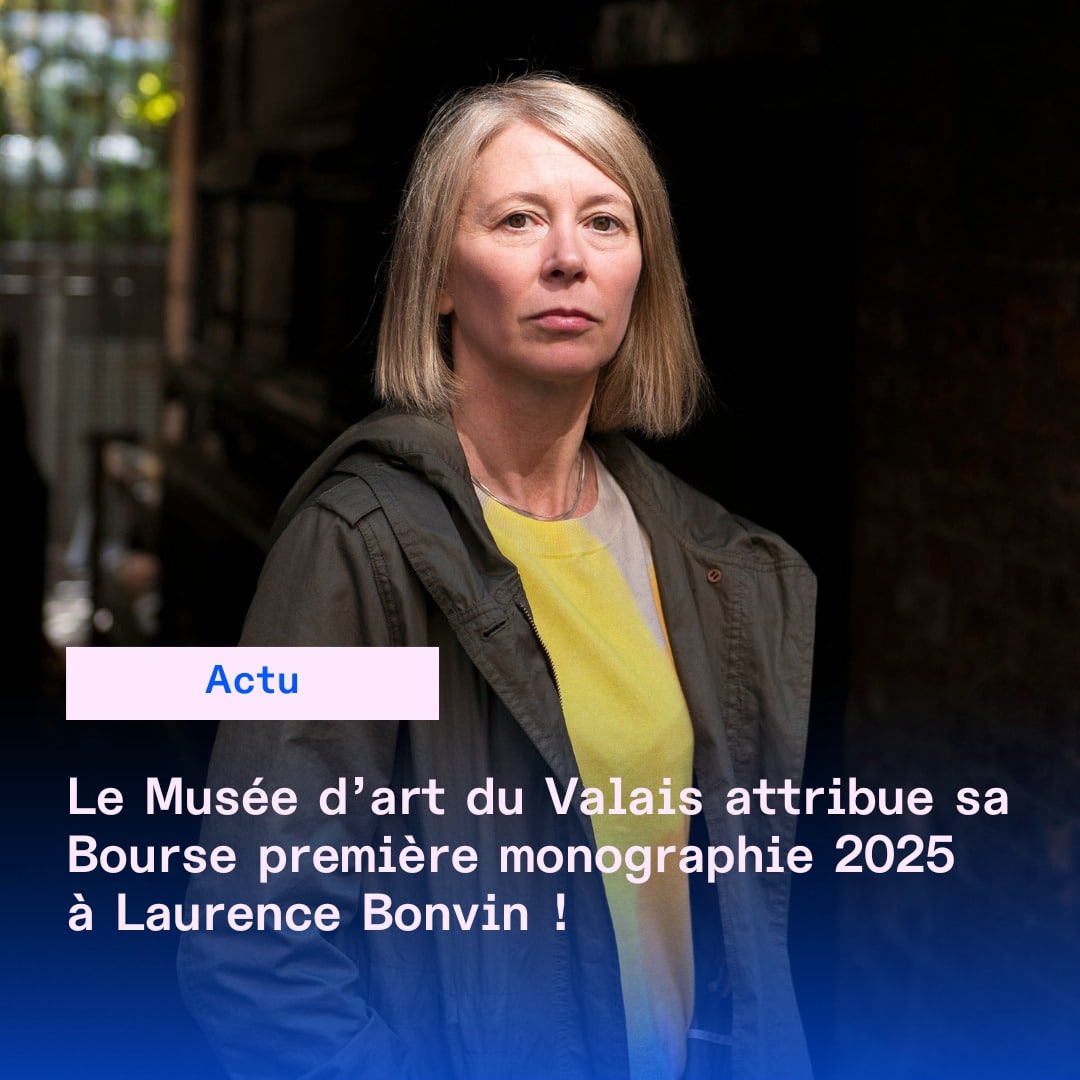 Actu 🔹Suite à un jury réuni en décembre 2024, le Musée d’art du Valais a attribué la « Bourse première monographie 2025 » à la photographe et cinéaste Laurence Bonvin (Sierre, *1967). 🔹Diplômée de l’Ecole nationale supérieure de la photographie à Arles (1991), l’artiste s’intéresse à une typologie d’espaces à l’apparence anodine (lieux périphériques, zones frontières entre villes et campagnes, paysages abandonnés où le temps semble suspendu, etc.), de Berlin au Cap, en passant par Madrid, avec une distance alimentée par une approche sociologique. 🔹Cette bourse, dont il s’agit de la première édition, permet à un ou une artiste d’origine valaisanne ou dont le domicile est en Valais, sans limite d’âge, de réaliser le premier livre critique sur son travail. 👏Félicitations à Laurence Bonvin ! La publication paraîtra en 2027. #museedartduvalais #museesvalais #art #kunst #bourse #museumsofswitzerland @laurencebonvin @culture.canton.vs @visitsion @culturevalais 📷 Portrait de Laurence Bonvin © Mickael Danner 🖼️ Still tiré du film Aletsch Negative, Valais, 2019 © Laurence Bonvin 🖼️ Photographie tirée de la série Blikkiesdorp, Le Cap, 2009 © Laurence Bonvin