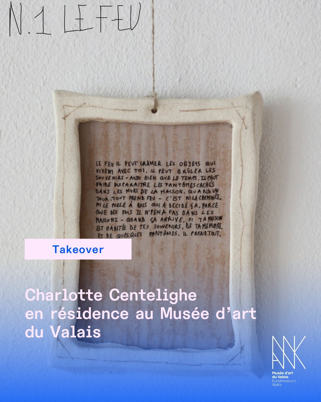 TAKEOVER Un immeuble c’est une maison remplie de maisons : sans cheminée, sans toit triangle. c’est des milliers de mémoires. des fois, ça s’abandonne. plus d’objets, plus d’humains. c’est plus des maisons. les murs eux, ils savent les milliers de vies qui habitaient ici. ils portent tout ce qui a été vivant. *** elle, elle dit que certaines maisons l’ont mangé toute entière. maintenant elle dit que la maison c’est juste avoir une bonne histoire et quelqu’un à qui la raconter, et pouvoir emprunter des chaussettes quand il faut, pour le dehors. elle dit que la maison c’est un truc d’échanges. comme avec les gens. elle dit que la maison c’est comment tu y manges – et que si c’est elle qui te mange alors faut partir. • 🔹 Charlotte Centelighe est la nouvelle artiste en résidence au Musée d'art du Valais ! 🔹 Pour vous permettre de vivre cette expérience de l'intérieur, Charlotte Centelighe prend le contrôle du compte Instagram des Musées cantonaux du Valais, et vous emmène dans les coulisses de son atelier, ouvert jusqu'en juin 2025, situé au cœur du Musée d'art du Valais. En partenariat avec @edhea_ch #museesvalais #museedartduvalais #art #kunst #residence #takeover @charlottecentelighe @florencezufferey @museumspass @culture.canton.vs @visitsion 📷 © Charlotte Centelighe / Portrait par © Florence Zufferey