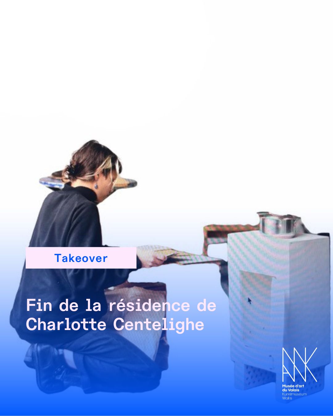 TAKEOVER quand j’étais grande, j’ai mis des objets dans des feux pour les rendre vivants. j’avais dit « maman, quand je vais être grande, je veux faire des feux avec des trucs dedans pour les rendre vivants.» quand j’étais grande, j’ai coupé du bois. le feu il a mangé le bois. le petit il était pour le poêle de la cabane. le grand il était pour rendre les objets vivants. quand j’étais grande, j’ai veillé sur le feu. j’ai nourri le feu. j’ai pris soin du feu. j’ai parlé avec le feu. j’ai soufflé sur le feu. quand j’étais grande, j’étais un dragon. « après le feu » est une performance qui invite le public à repenser la question du foyer et à se questionner sur la figure et la place du feu dans notre quotidien, réalisée ce printemps à la @fermeasile. • 🔹 La résidence de Charlotte Centelighe (@charlottecentelighe) au Musée d'art du Valais est arrivée à son terme. Nous la remercie pour sa collaboration et lui souhaitons plein succès pour la suite de son parcours. 🔹 Clémentine Bossard (@clementine_bossard), lauréate du Prix Résidence Brigitte Mavromichalis – Musée d’art du Valais 2025, s'installera prochainement dans l'atelier du musée. En partenariat avec @edhea_ch #museesvalais #museedartduvalais #art #kunst #residence #takeover @museumspass @culture.canton.vs @visitsion 📷 © Charlotte Centelighe
